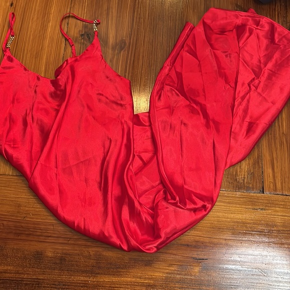 Silky red night gown - Picture 6 of 7